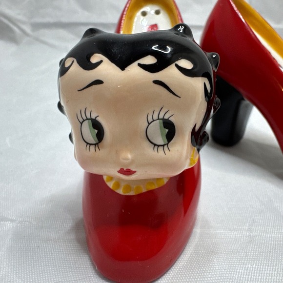 1999 Betty Boop Red High Heel Shoes Ceramic Salt and‎ Pepper Shakers - Picture 5 of 9